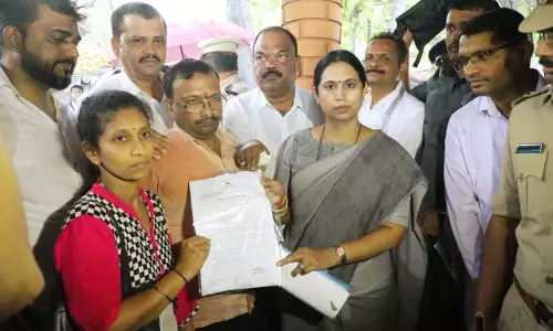 ಬೈಕ್ ಮೇಲೆ ಮರ ಬಿದ್ದು ಮೃತಪಟ್ಟ ಮಂಜುನಾಥ ಕುಟುಂಬಕ್ಕೆ 5 ಲಕ್ಷ ರೂ. ಪರಿಹಾರ ವಿತರಿಸಿದ ಸಚಿವೆ ಲಕ್ಷ್ಮೀ ಹೆಬ್ಬಾಳ್ಕರ್