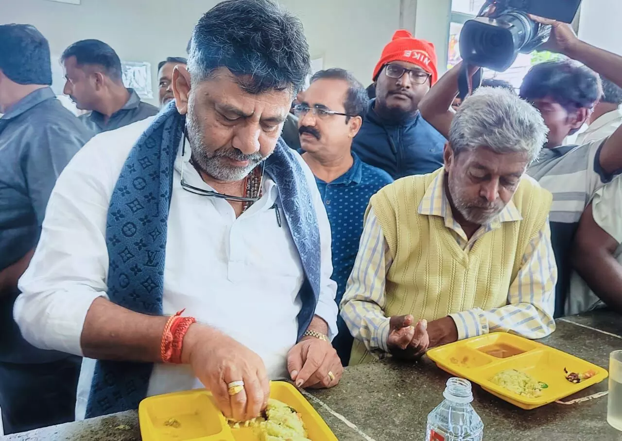 ಡಿಸಿಎಂ ಧಿಡೀರ್ ಬೆಂಗಳೂರು ರೌಂಡ್ಸ್; ಇಂದಿರಾ ಗಾಂಧಿ ಕ್ಯಾಂಟೀನ್ ಪರಿಶೀಲನೆ ಡಿಸಿಎಂ ಧಿಡೀರ್ ಬೆಂಗಳೂರು ರೌಂಡ್ಸ್; ಇಂದಿರಾ ಗಾಂಧಿ ಕ್ಯಾಂಟೀನ್ ಪರಿಶೀಲನೆ