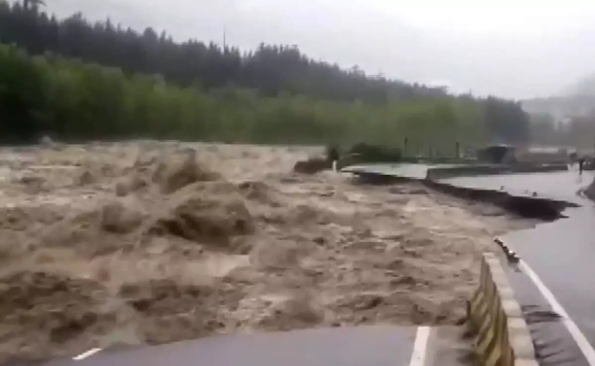 ಹಿಮಾಚಲ: ಭಾರೀ ಮಳೆ, ಭೂಕುಸಿತಕ್ಕೆ ಕೊಚ್ಚಿ ಹೋದ ರಾಷ್ಟ್ರೀಯ ಹೆದ್ದಾರಿ ಹಿಮಾಚಲ: ಭಾರೀ ಮಳೆ, ಭೂಕುಸಿತಕ್ಕೆ ಕೊಚ್ಚಿ ಹೋದ ರಾಷ್ಟ್ರೀಯ ಹೆದ್ದಾರಿ