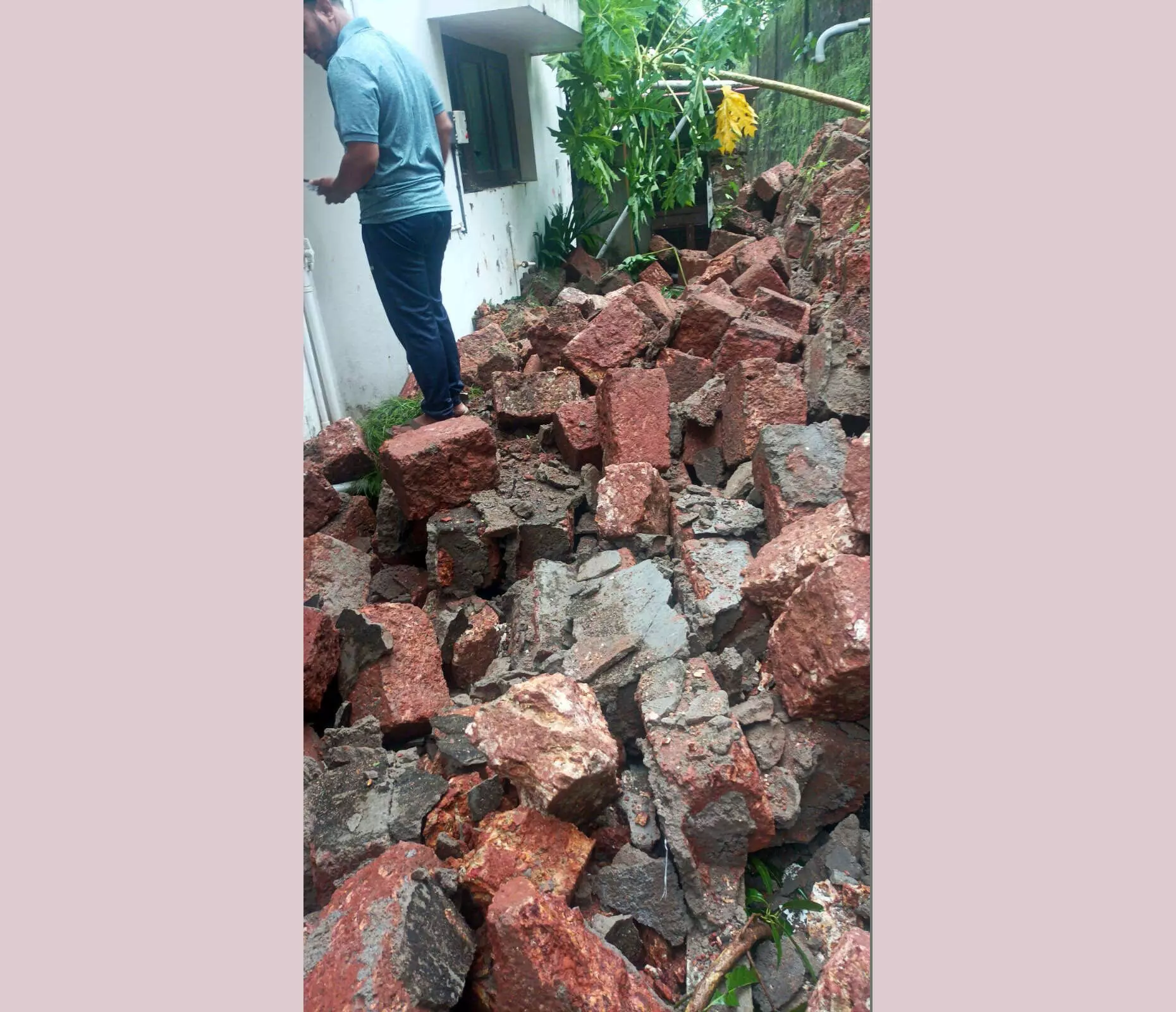 ಉಳ್ಳಾಲ | ಮುಕ್ಕಚ್ಚೇರಿಯಲ್ಲಿ ಆವರಣ ಗೋಡೆ ಕುಸಿತ: ಮನೆಗೆ ಹಾನಿ