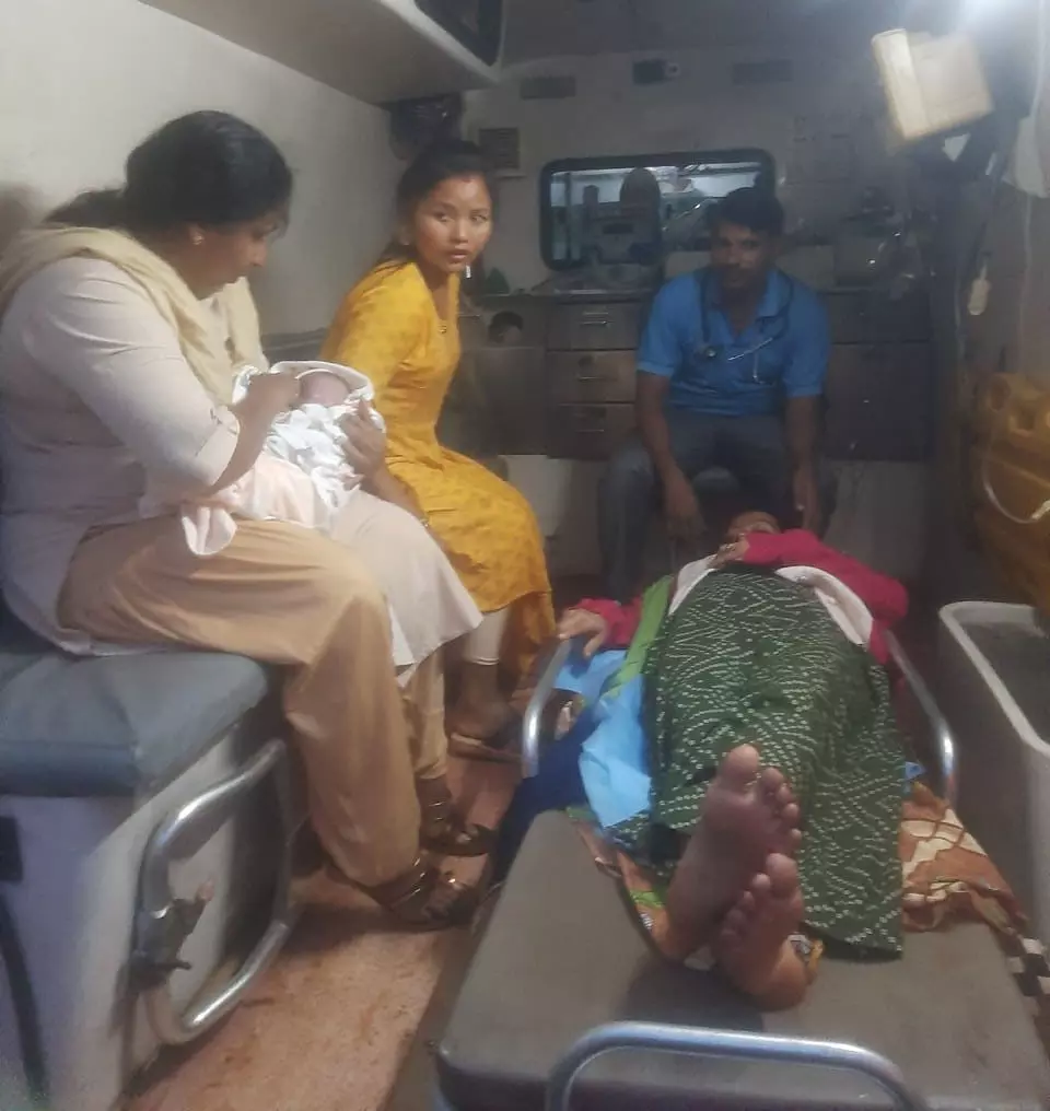 ಗರ್ಭಿಣಿಗೆ ಮನೆಯಲ್ಲೇ ಹೆರಿಗೆ ಮಾಡಿಸಿದ 108 ಸಿಬ್ಬಂದಿ