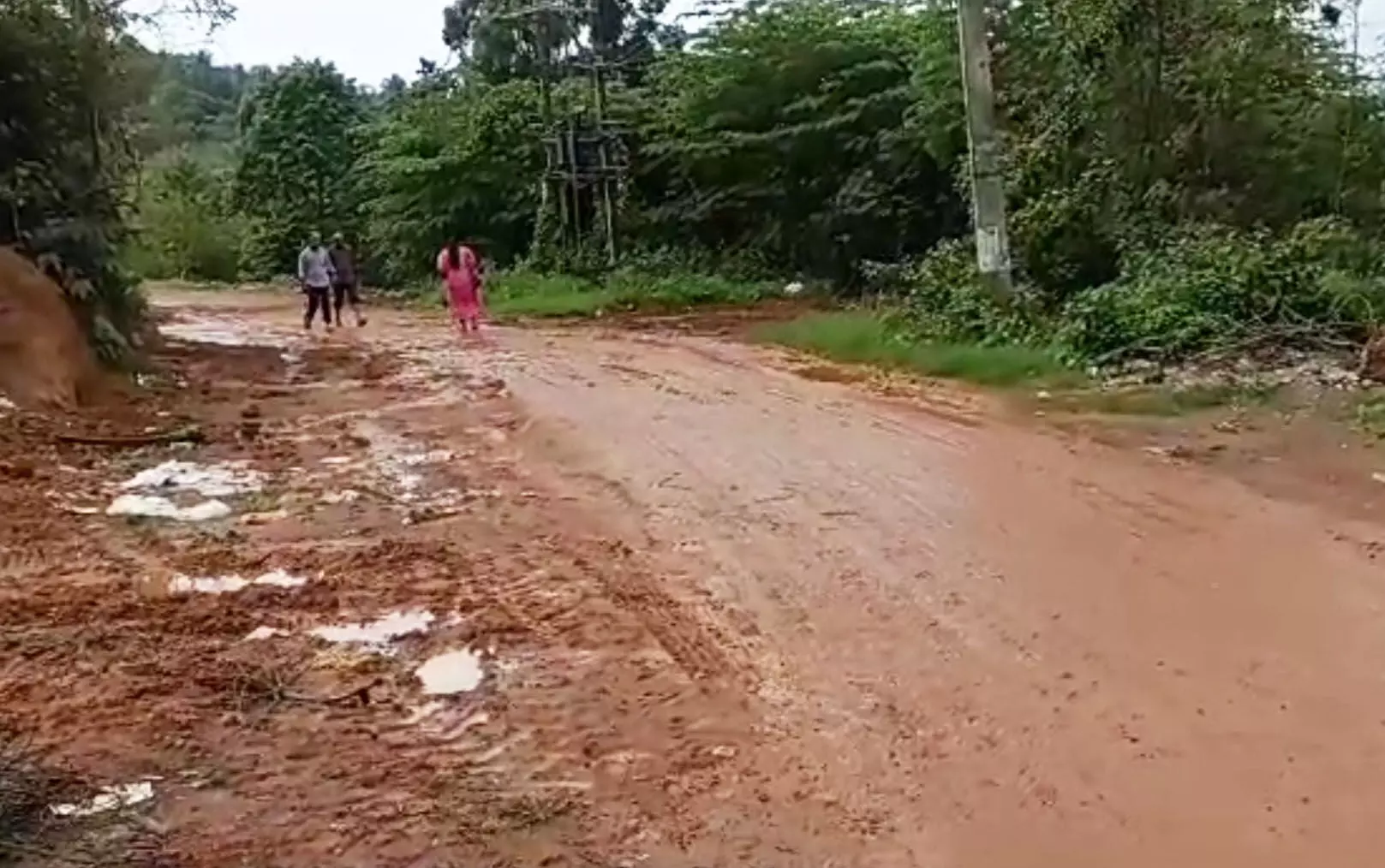 ಲಕ್ಷೀಂದ್ರನಗರ ಕಾಮಾಕ್ಷಿ ದೇವಸ್ಥಾನ ರಸ್ತೆ ಕೆಸರುಮಯ