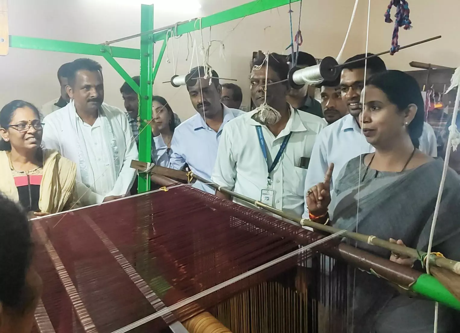 ಕೈಮಗ್ಗ ತರಬೇತಿಯ ಮಹಿಳೆಯರೊಂದಿಗೆ ಸಚಿವೆ ಲಕ್ಷ್ಮಿ ಹೆಬ್ಬಾಳ್ಕರ್ ಸಂವಾದ