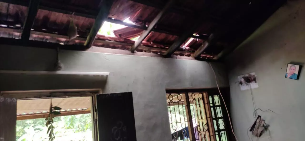 ಮಳೆಗಾಳಿ, ಸಿಡಿಲು ಬಡಿದು 15 ಮನೆಗಳಿಗೆ ಹಾನಿ: ಓರ್ವನಿಗೆ ಗಾಯ ಮಳೆಗಾಳಿ, ಸಿಡಿಲು ಬಡಿದು 15 ಮನೆಗಳಿಗೆ ಹಾನಿ: ಓರ್ವನಿಗೆ ಗಾಯ