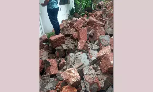 ಉಳ್ಳಾಲ | ಮುಕ್ಕಚ್ಚೇರಿಯಲ್ಲಿ ಆವರಣ ಗೋಡೆ ಕುಸಿತ: ಮನೆಗೆ ಹಾನಿ