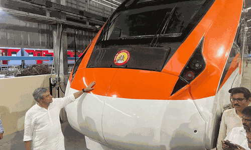 ವಂದೇಭಾರತ್ ರೈಲಿನ ಹೊಸ ಬಣ್ಣವು ರಾಷ್ಟ್ರ ಧ್ವಜದಿಂದ ಸ್ಫೂರ್ತಿಗೊಂಡಿದೆ: ಕೇಂದ್ರ ರೈಲ್ವೆ ಸಚಿವ