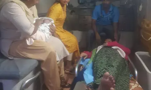 ಗರ್ಭಿಣಿಗೆ ಮನೆಯಲ್ಲೇ ಹೆರಿಗೆ ಮಾಡಿಸಿದ 108 ಸಿಬ್ಬಂದಿ