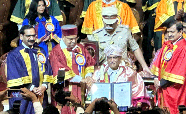 ಪ್ರೆಸಿಡೆನ್ಸಿ ವಿವಿ ಕುಲಪತಿ ನಿಸಾರ್ ಅಹ್ಮದ್ರಿಗೆ ರಾಜ್ಯಪಾಲರಿಂದ ಗೌರವ ಡಾಕ್ಟರೇಟ್ ಪ್ರದಾನ ಪ್ರೆಸಿಡೆನ್ಸಿ ವಿವಿ ಕುಲಪತಿ ನಿಸಾರ್ ಅಹ್ಮದ್ರಿಗೆ ರಾಜ್ಯಪಾಲರಿಂದ ಗೌರವ ಡಾಕ್ಟರೇಟ್ ಪ್ರದಾನ