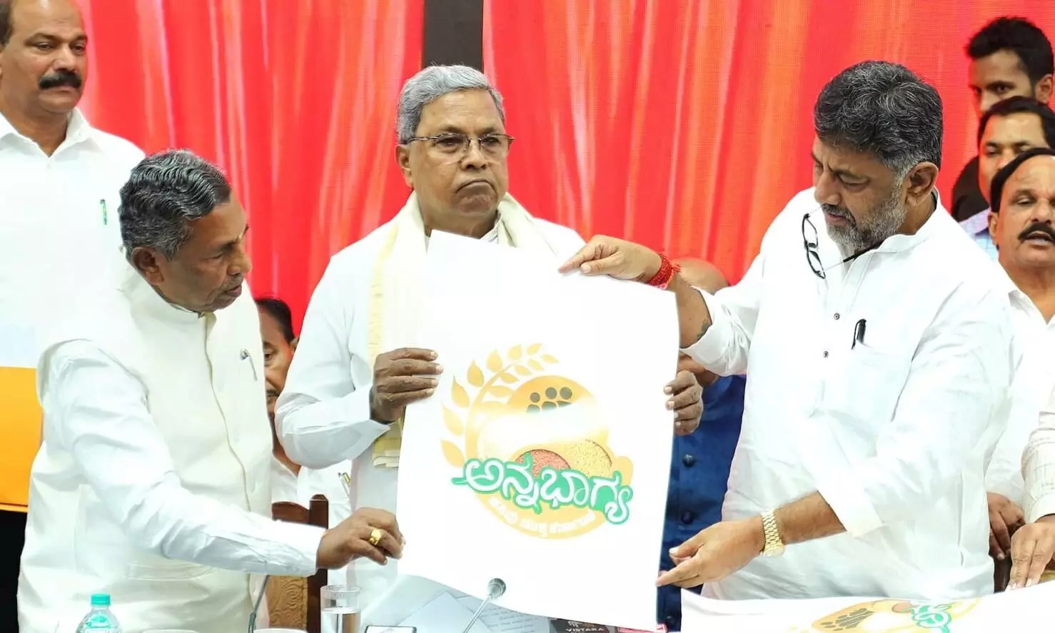 ಅನ್ನಭಾಗ್ಯ ಯೋಜನೆ: ನೇರ ನಗದು ವರ್ಗಾವಣೆಗೆ ಸಿಎಂ ಸಿದ್ದರಾಮಯ್ಯ ಚಾಲನೆ ಅನ್ನಭಾಗ್ಯ ಯೋಜನೆ: ನೇರ ನಗದು ವರ್ಗಾವಣೆಗೆ ಸಿಎಂ ಸಿದ್ದರಾಮಯ್ಯ ಚಾಲನೆ