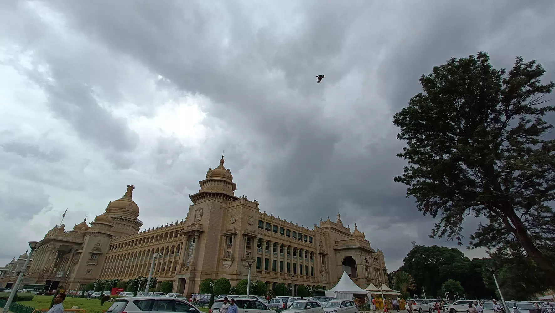 ವಿಧಾನಸೌಧ, ರಾಜಭವನ ಭದ್ರತೆ ಹೆಚ್ಚಳಕ್ಕೆ ಯೋಜನೆ: ಸ್ಪೀಕರ್ ಯು.ಟಿ.ಖಾದರ್ ವಿಧಾನಸೌಧ, ರಾಜಭವನ ಭದ್ರತೆ ಹೆಚ್ಚಳಕ್ಕೆ ಯೋಜನೆ: ಸ್ಪೀಕರ್ ಯು.ಟಿ.ಖಾದರ್