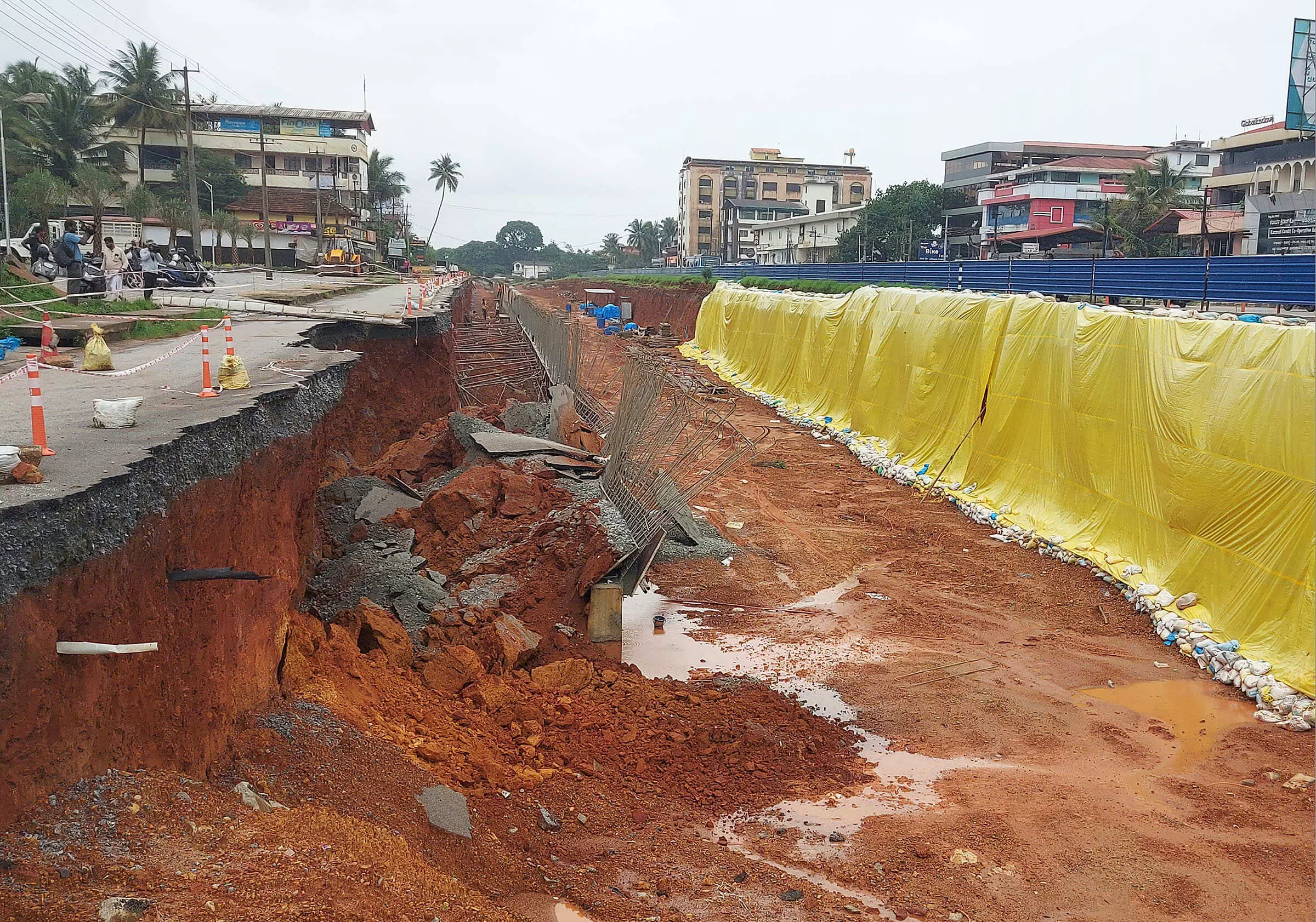 ಸಂತೆಕಟ್ಟೆ ಅಂಡರ್ಪಾಸ್ ಕಾಮಗಾರಿ: ರಸ್ತೆ ಸಮೇತ ಮಣ್ಣು ಕುಸಿತ ಸಂತೆಕಟ್ಟೆ ಅಂಡರ್ಪಾಸ್ ಕಾಮಗಾರಿ: ರಸ್ತೆ ಸಮೇತ ಮಣ್ಣು ಕುಸಿತ