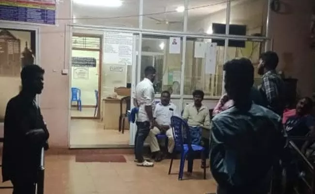 ಬಜ್ಪೆ| ದಲಿತ ಯುವತಿಗೆ ಜಾತಿ ನಿಂದನೆ ಆರೋಪ: ಪ್ರಕರಣ ದಾಖಲಿಸುವಂತೆ ಆಗ್ರಹಿಸಿ ಪೊಲೀಸ್ ಠಾಣೆಯೆದುರು ಧರಣಿ ಬಜ್ಪೆ| ದಲಿತ ಯುವತಿಗೆ ಜಾತಿ ನಿಂದನೆ ಆರೋಪ: ಪ್ರಕರಣ ದಾಖಲಿಸುವಂತೆ ಆಗ್ರಹಿಸಿ ಪೊಲೀಸ್ ಠಾಣೆಯೆದುರು ಧರಣಿ