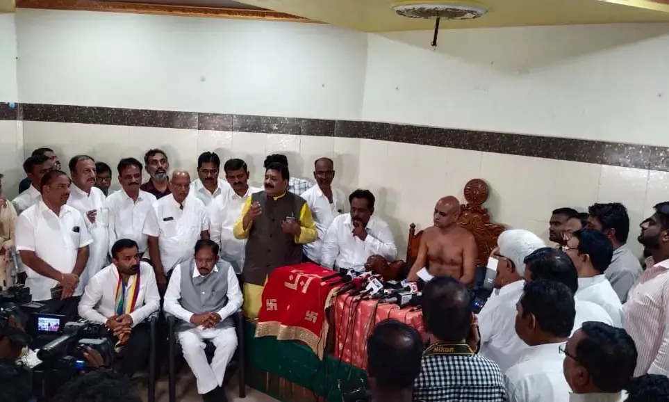 ಜೈನ ಮುನಿಗಳ ರಕ್ಷಣೆಗೆ ಗೃಹ ಸಚಿವ ಡಾ. ಜಿ.‌ ಪರಮೇಶ್ವರ್ ಭರವಸೆ: ಆಮರಣಾಂತ ಉಪವಾಸ ಕೈಬಿಟ್ಟ ಗುಣಧರ ನಂದಿ ಮಹಾರಾಜ