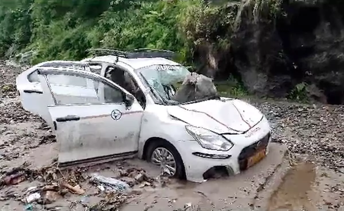ಉತ್ತರಾಖಂಡ: ಭಾರೀ ಮಳೆಗೆ ಬಂಡೆಗಳು ಉರುಳಿಬಿದ್ದು ಮೂರು ವಾಹನ ಜಖಂ, ನಾಲ್ವರು ಮೃತ್ಯು ಉತ್ತರಾಖಂಡ: ಭಾರೀ ಮಳೆಗೆ ಬಂಡೆಗಳು ಉರುಳಿಬಿದ್ದು ಮೂರು ವಾಹನ ಜಖಂ, ನಾಲ್ವರು ಮೃತ್ಯು