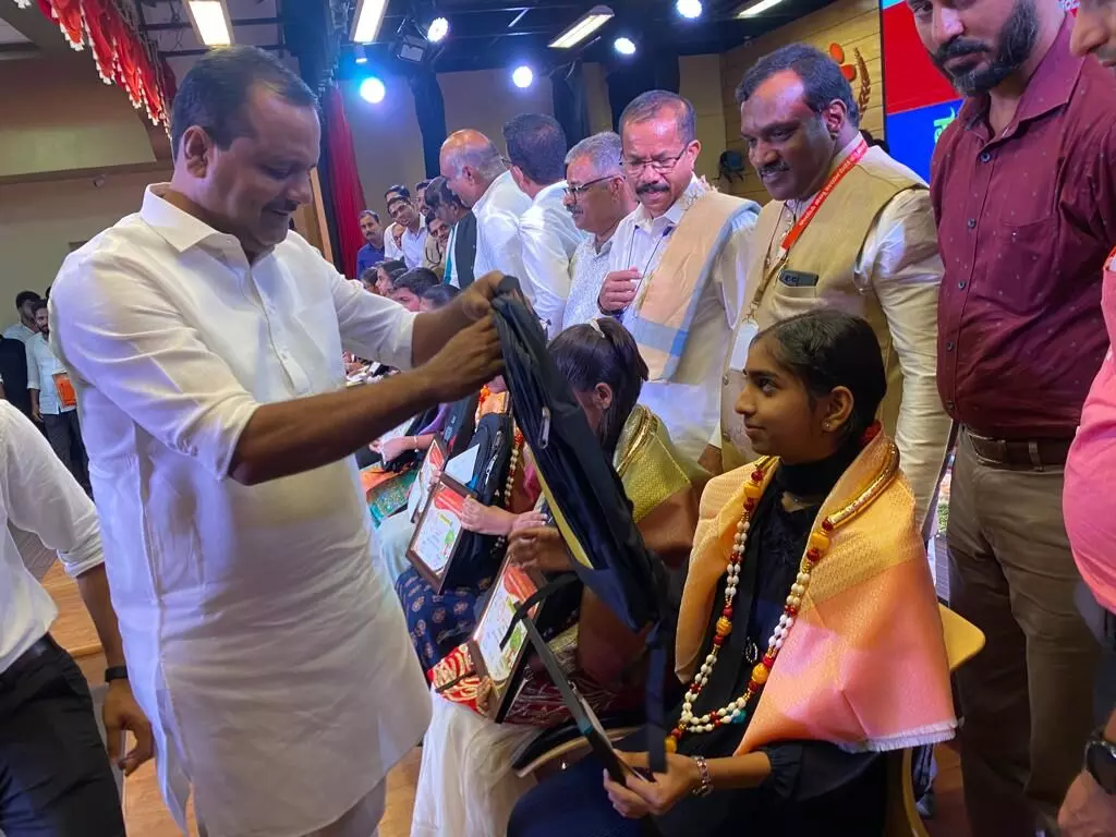 ಮಣಿಪಾಲ: ರಾಜ್ಯದ ಪತ್ರಕರ್ತರ ಮಕ್ಕಳಿಗೆ ಪ್ರತಿಭಾ ಪುರಸ್ಕಾರ ಮಣಿಪಾಲ: ರಾಜ್ಯದ ಪತ್ರಕರ್ತರ ಮಕ್ಕಳಿಗೆ ಪ್ರತಿಭಾ ಪುರಸ್ಕಾರ