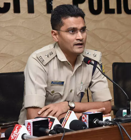 ಕೋಮು ಸೌಹಾರ್ದಕ್ಕೆ ಧಕ್ಕೆ ತರುವ 21 ಪ್ರಕರಣಗಳು ದಾಖಲು: ಮಂಗಳೂರು ಕಮಿಷನರ್ ಕುಲದೀಪ್ ಕುಮಾರ್ ಜೈನ್ ಕೋಮು ಸೌಹಾರ್ದಕ್ಕೆ ಧಕ್ಕೆ ತರುವ 21 ಪ್ರಕರಣಗಳು ದಾಖಲು: ಮಂಗಳೂರು ಕಮಿಷನರ್ ಕುಲದೀಪ್ ಕುಮಾರ್ ಜೈನ್