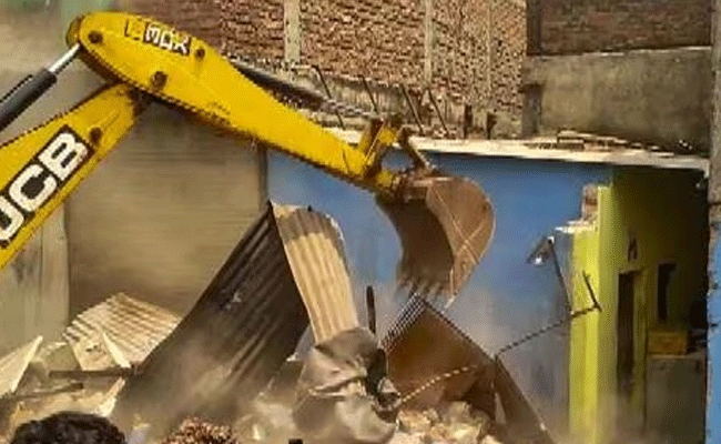 ಆದಿವಾಸಿ ಯುವಕನ ಮೇಲೆ ಮೂತ್ರ ವಿಸರ್ಜನೆ: ಆರೋಪಿಯ ಮನೆ ನಿರ್ಮಾಣಕ್ಕೆ ಬ್ರಾಹ್ಮಣ ಸಮಾಜದಿಂದ ದೇಣಿಗೆ ಅಭಿಯಾನ ಆದಿವಾಸಿ ಯುವಕನ ಮೇಲೆ ಮೂತ್ರ ವಿಸರ್ಜನೆ: ಆರೋಪಿಯ ಮನೆ ನಿರ್ಮಾಣಕ್ಕೆ ಬ್ರಾಹ್ಮಣ ಸಮಾಜದಿಂದ ದೇಣಿಗೆ ಅಭಿಯಾನ