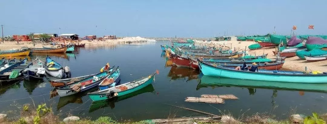 ಸಮುದ್ರಕ್ಕಿಳಿಯಲು ಸಾಂಪ್ರದಾಯಿಕ ನಾಡದೋಣಿ ಮೀನುಗಾರರ ಸಿದ್ಧತೆ ಸಮುದ್ರಕ್ಕಿಳಿಯಲು ಸಾಂಪ್ರದಾಯಿಕ ನಾಡದೋಣಿ ಮೀನುಗಾರರ ಸಿದ್ಧತೆ