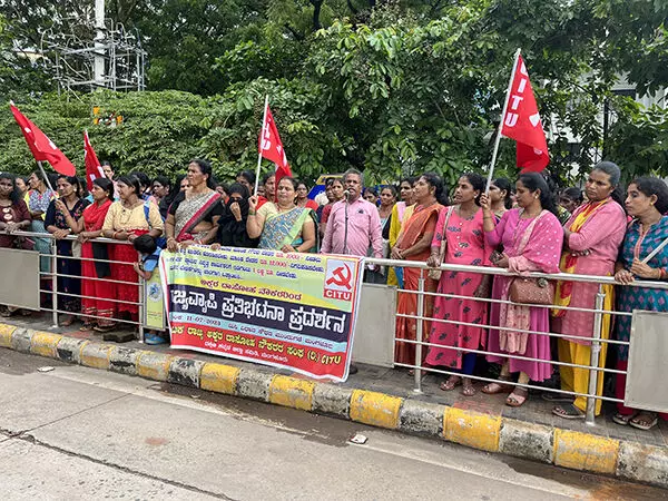 ಗೌರವಧನ ಏರಿಕೆಗೆ ಆಗ್ರಹಿಸಿ ಸಿಐಟಿಯು ನೇತೃತ್ವದಲ್ಲಿ ಅಕ್ಷರ ದಾಸೋಹ ನೌಕರರ ಧರಣಿ