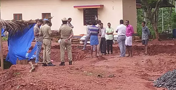 ಬೆಳ್ತಂಗಡಿ: ಕೊರಗಜ್ಜನ ಗುಡಿಗೆ ಬೆಂಕಿಯಿಟ್ಟು ವಿಕೃತಿ ಮೆರೆದ ದುಷ್ಕರ್ಮಿಗಳು; ಪ್ರಕರಣ ದಾಖಲು ಬೆಳ್ತಂಗಡಿ: ಕೊರಗಜ್ಜನ ಗುಡಿಗೆ ಬೆಂಕಿಯಿಟ್ಟು ವಿಕೃತಿ ಮೆರೆದ ದುಷ್ಕರ್ಮಿಗಳು; ಪ್ರಕರಣ ದಾಖಲು