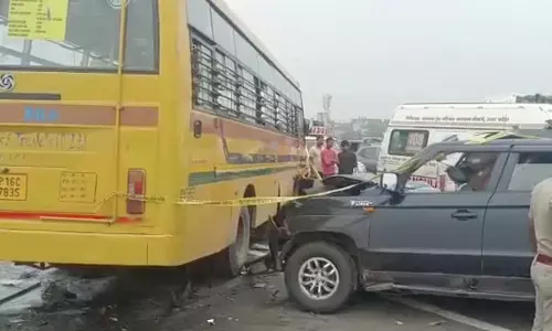 ದಿಲ್ಲಿ-ಮೀರತ್ ಎಕ್ಸ್ ಪ್ರೆಸ್ ವೇ ನಲ್ಲಿ ಶಾಲಾ ಬಸ್-ಕಾರಿನ ನಡುವೆ ಢಿಕ್ಕಿ, ಆರು ಮಂದಿ ಮೃತ್ಯು
