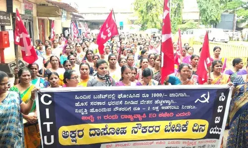 ಬೇಡಿಕೆ ಈಡೇರಿಕೆಗೆ ಆಗ್ರಹಿಸಿ ಅಕ್ಷರ ದಾಸೋಹ ನೌಕರರ ಧರಣಿ