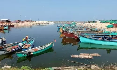 ಸಮುದ್ರಕ್ಕಿಳಿಯಲು ಸಾಂಪ್ರದಾಯಿಕ ನಾಡದೋಣಿ ಮೀನುಗಾರರ ಸಿದ್ಧತೆ