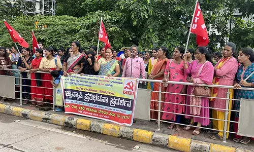 ಗೌರವಧನ ಏರಿಕೆಗೆ ಆಗ್ರಹಿಸಿ ಸಿಐಟಿಯು ನೇತೃತ್ವದಲ್ಲಿ ಅಕ್ಷರ ದಾಸೋಹ ನೌಕರರ ಧರಣಿ