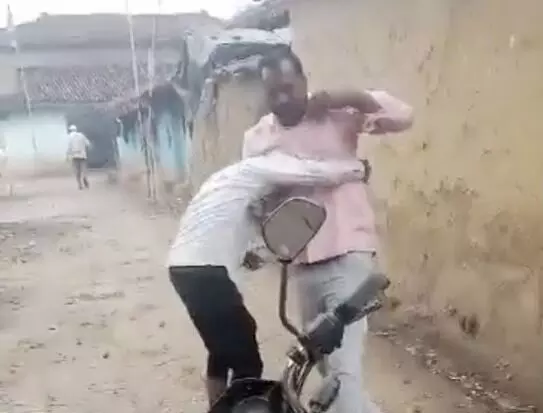 ಉತ್ತರಪ್ರದೇಶ: ದಲಿತನಿಗೆ ಹಲ್ಲೆ ನಡೆಸಿ ಚಪ್ಪಲಿ ನೆಕ್ಕುವಂತೆ ಮಾಡಿದ ಘಟನೆ ಉತ್ತರಪ್ರದೇಶ: ದಲಿತನಿಗೆ ಹಲ್ಲೆ ನಡೆಸಿ ಚಪ್ಪಲಿ ನೆಕ್ಕುವಂತೆ ಮಾಡಿದ ಘಟನೆ