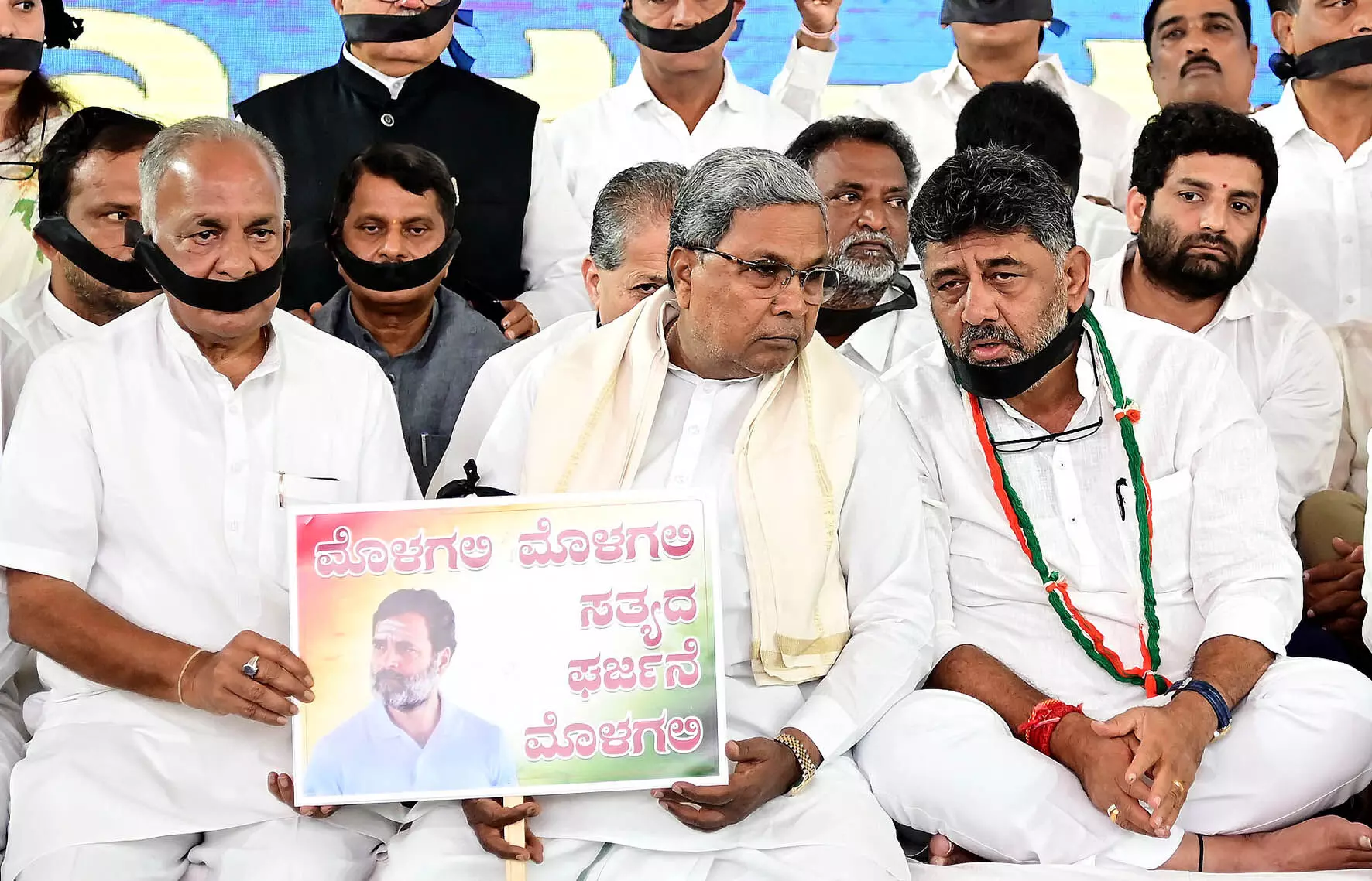 ಬೆಂಗಳೂರಿನಲ್ಲಿ ಕಾಂಗ್ರೆಸ್ ಮೌನ ಪ್ರತಿಭಟನೆ ಬೆಂಗಳೂರಿನಲ್ಲಿ ಕಾಂಗ್ರೆಸ್ ಮೌನ ಪ್ರತಿಭಟನೆ