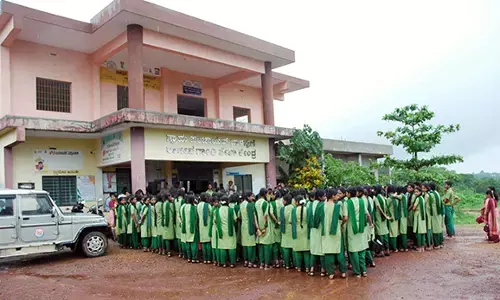 ಕೊಣಾಜೆ: ಬಾರ್ ತೆರವಿಗೆ ಒತ್ತಾಯಿಸಿ ವಿದ್ಯಾರ್ಥಿಗಳಿಂದ ಬಾಳೆಪುಣಿ ಪಂಚಾಯತ್‌ಗೆ ಮುತ್ತಿಗೆ