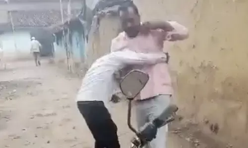 ಉತ್ತರಪ್ರದೇಶ: ದಲಿತನಿಗೆ ಹಲ್ಲೆ ನಡೆಸಿ ಚಪ್ಪಲಿ ನೆಕ್ಕುವಂತೆ ಮಾಡಿದ ಘಟನೆ