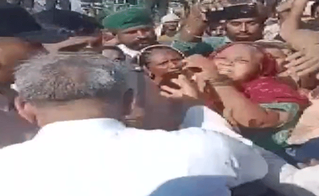 ಹರಿಯಾಣ ಪ್ರವಾಹ: ಈಗೇಕೆ ಬಂದೆ? ಎಂದು ಶಾಸಕನಿಗೆ ಕಪಾಳ ಮೋಕ್ಷ ಮಾಡಿದ ಮಹಿಳೆ ಹರಿಯಾಣ ಪ್ರವಾಹ: ಈಗೇಕೆ ಬಂದೆ? ಎಂದು ಶಾಸಕನಿಗೆ ಕಪಾಳ ಮೋಕ್ಷ ಮಾಡಿದ ಮಹಿಳೆ