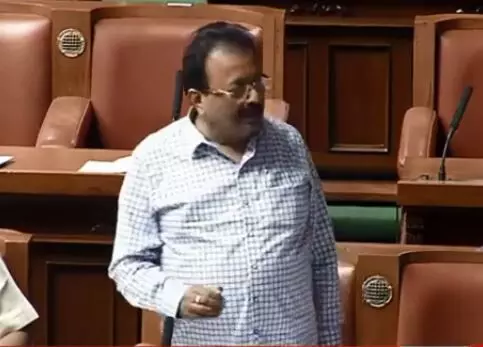 ಸದನದಲ್ಲಿ ಮತ್ತೆ ಪ್ರದರ್ಶನಗೊಂಡ ‘ರೇಟ್ ಕಾರ್ಡ್’; ಕುಮಾರಸ್ವಾಮಿಗೆ ಸಚಿವ ಚಲುವರಾಯಸ್ವಾಮಿ ತಿರುಗೇಟು ಸದನದಲ್ಲಿ ಮತ್ತೆ ಪ್ರದರ್ಶನಗೊಂಡ ‘ರೇಟ್ ಕಾರ್ಡ್’; ಕುಮಾರಸ್ವಾಮಿಗೆ ಸಚಿವ ಚಲುವರಾಯಸ್ವಾಮಿ ತಿರುಗೇಟು