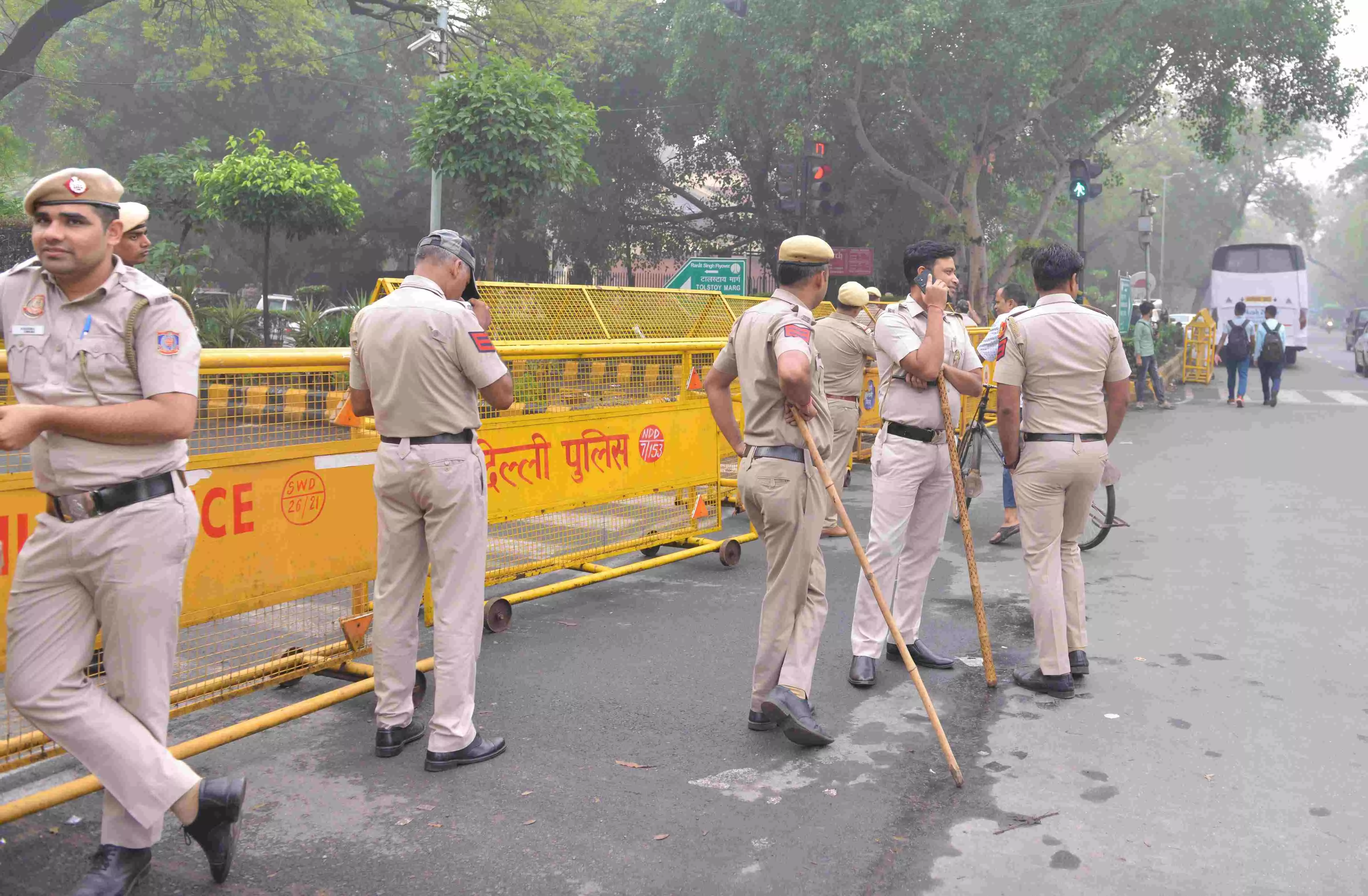 ಮಹಾರಾಷ್ಟ್ರ ಪೊಲೀಸರ ಸಿನಿಮೀಯ ಕಾರ್ಯಾಚರಣೆ: ರಸ್ತೆ ಹೊಂಡದಿಂದ ಸಿಕ್ಕಿಬಿದ್ದ ಸರಗಳ್ಳರು.! ಮಹಾರಾಷ್ಟ್ರ ಪೊಲೀಸರ ಸಿನಿಮೀಯ ಕಾರ್ಯಾಚರಣೆ: ರಸ್ತೆ ಹೊಂಡದಿಂದ ಸಿಕ್ಕಿಬಿದ್ದ ಸರಗಳ್ಳರು.!