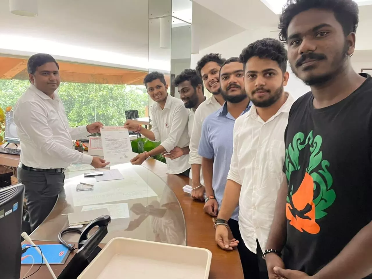 ಮಂಗಳೂರು: ಹೆದ್ದಾರಿ ಹೊಂಡ ಮುಚ್ಚಲು ಮನವಿ ಮಂಗಳೂರು: ಹೆದ್ದಾರಿ ಹೊಂಡ ಮುಚ್ಚಲು ಮನವಿ