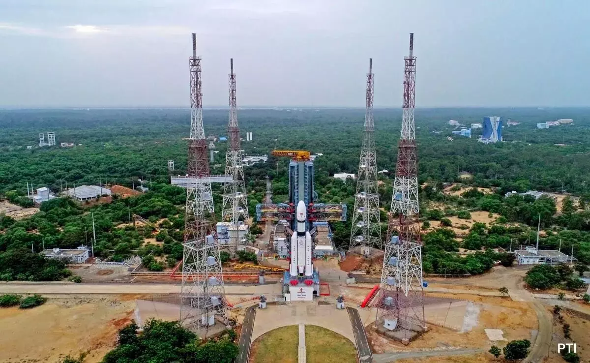 ಶುಕ್ರವಾರ ಚಂದ್ರನೆಡೆಗೆ ಭಾರತದ ಯಾನ ಶುಕ್ರವಾರ ಚಂದ್ರನೆಡೆಗೆ ಭಾರತದ ಯಾನ