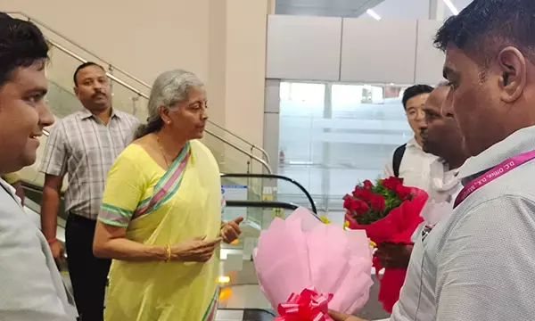 ಮಂಗಳೂರು ವಿಮಾನ ನಿಲ್ದಾಣಕ್ಕೆ ಆಗಮಿಸಿದ ಕೇಂದ್ರ ಸಚಿವೆ ನಿರ್ಮಲಾ ಸೀತಾರಾಮನ್