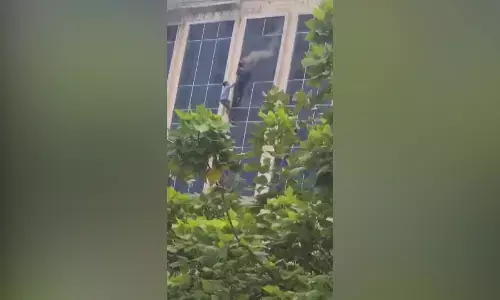 ಶಾಪಿಂಗ್‌ ಕಾಂಪ್ಲೆಕ್ಸ್‌ ನಲ್ಲಿ ಬೆಂಕಿ: ಮೂರನೇ ಅಂತಸ್ತಿನಿಂದ ಜಿಗಿದ ವ್ಯಕ್ತಿ