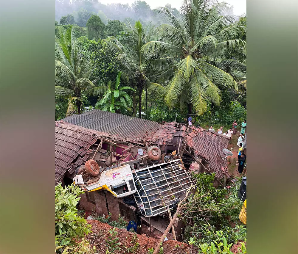 ವಿಟ್ಲ: ಮನೆ ಮೇಲೆ ಬಿದ್ದ ಪಿಕಪ್; ಮಹಿಳೆ ಗಂಭೀರ ವಿಟ್ಲ: ಮನೆ ಮೇಲೆ ಬಿದ್ದ ಪಿಕಪ್; ಮಹಿಳೆ ಗಂಭೀರ
