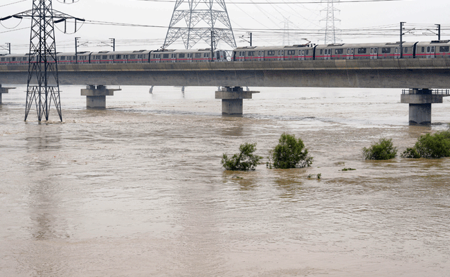 ದಿಲ್ಲಿ ಪ್ರವಾಹ: ರಸ್ತೆಗೆ ನುಗ್ಗಿದ ನೀರಿನಲ್ಲಿ ವಿದ್ಯುತ್‌ ಹರಿದು ಹಲವು ನಾಗರಿಕರಿಗೆ ವಿದ್ಯುದಾಘಾತ