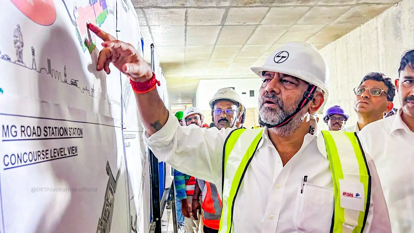 ಮೆಟ್ರೋ ಸುರಂಗ ಮಾರ್ಗ ಕೊರೆಯುವ ಸ್ಥಳಕ್ಕೆ ಡಿಸಿಎಂ ಡಿ.ಕೆ. ಶಿವಕುಮಾರ್ ಭೇಟಿ, ಪರಿಶೀಲನೆ ಮೆಟ್ರೋ ಸುರಂಗ ಮಾರ್ಗ ಕೊರೆಯುವ ಸ್ಥಳಕ್ಕೆ ಡಿಸಿಎಂ ಡಿ.ಕೆ. ಶಿವಕುಮಾರ್ ಭೇಟಿ, ಪರಿಶೀಲನೆ