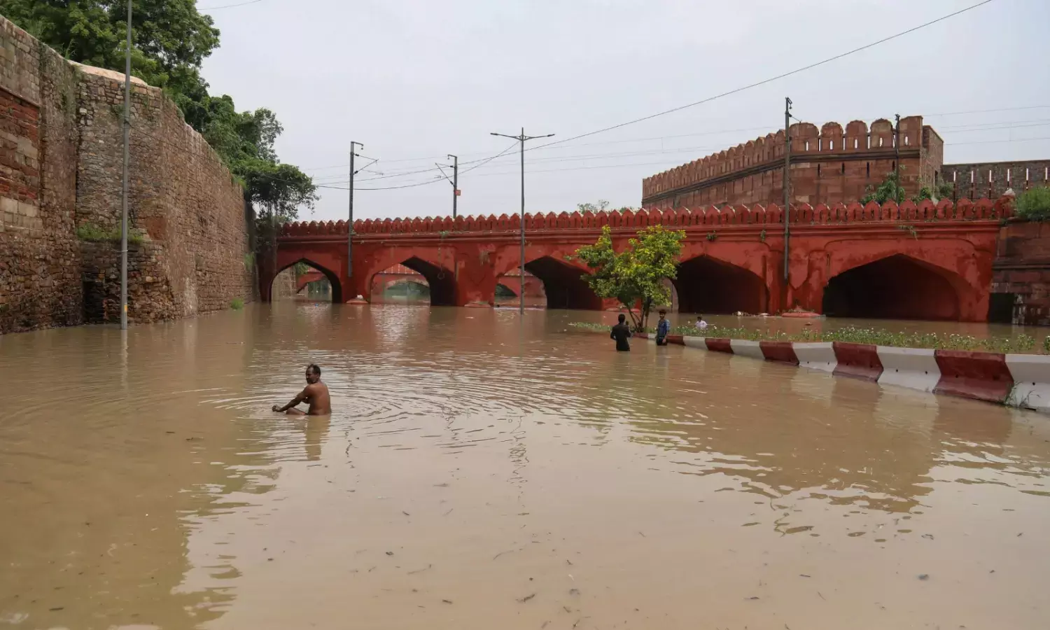 ದಿಲ್ಲಿ: ಸುಪ್ರೀಂ ಕೋರ್ಟ್ ಗೆ ತಲುಪಿದ ಪ್ರವಾಹದ ನೀರು: ಐಟಿಒ, ರಾಜ್ ಘಾಟ್ ಪ್ರದೇಶ ಜಲಾವೃತ