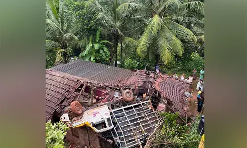 ವಿಟ್ಲ: ಮನೆ ಮೇಲೆ ಬಿದ್ದ ಪಿಕಪ್; ಮಹಿಳೆ ಗಂಭೀರ