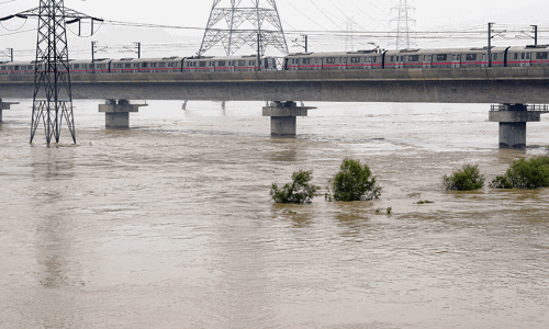 ದಿಲ್ಲಿ ಪ್ರವಾಹ: ರಸ್ತೆಗೆ ನುಗ್ಗಿದ ನೀರಿನಲ್ಲಿ ವಿದ್ಯುತ್‌ ಹರಿದು ಹಲವು ನಾಗರಿಕರಿಗೆ ವಿದ್ಯುದಾಘಾತ