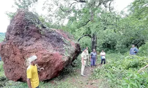 ಭಟ್ಕಳ: ಬೃಹತ್ ಬಂಡೆ ಕಲ್ಲು ಕುಸಿತ; ತಪ್ಪಿದ ಭಾರಿ ಅನಾಹುತ