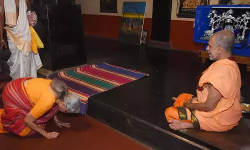 ಅದಮಾರು ಮಠಕ್ಕೆ ವಿತ್ತ ಸಚಿವೆ ನಿರ್ಮಲಾ ಸೀತಾರಾಮನ್ ಭೇಟಿ