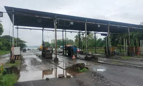 ನಿರುಪಯೋಗಿ ಸುರತ್ಕಲ್ ಟೋಲ್ ಬೂತ್ ತೆರವುಗೊಳಿಸಿ, ಹೆದ್ದಾರಿ ಗುಂಡಿಗಳನ್ನು ಮುಚ್ಚಿಸಿ: ಹೋರಾಟ ಸಮಿತಿ