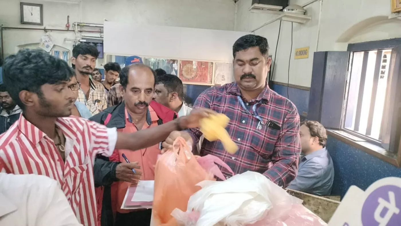 ಉಡುಪಿ: ನಿಷೇಧಿತ ಪ್ಲಾಸ್ಟಿಕ್ ವಶ-ದಂಡ ವಸೂಲಿ ಉಡುಪಿ: ನಿಷೇಧಿತ ಪ್ಲಾಸ್ಟಿಕ್ ವಶ-ದಂಡ ವಸೂಲಿ