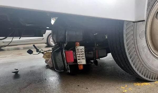 ಮಣಿಪಾಲ: ದ್ವಿಚಕ್ರ ವಾಹನಕ್ಕೆ ಬಸ್ ಢಿಕ್ಕಿ; ತಂದೆ, ಮಗಳಿಗೆ ಗಾಯ